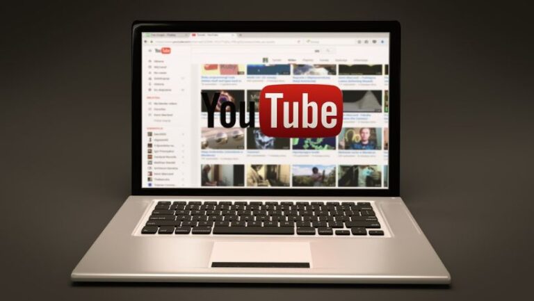 computador com youtube monetizado